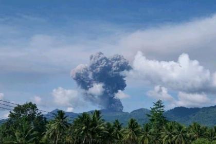 Kembali Semburkan Abu Setinggi 2 KM, Status Gunung Dukono Halmahera Utara Berada di Level Waspada