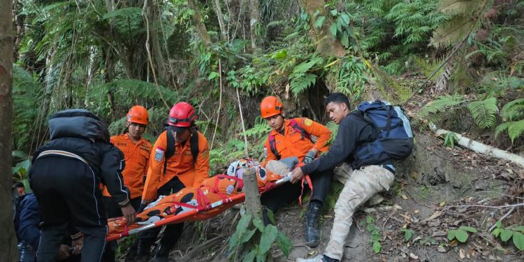 Alami Sakit di Pos 5 Gunung Gamalama, Pendaki Asal Akehuda Dievakuasi Selamat